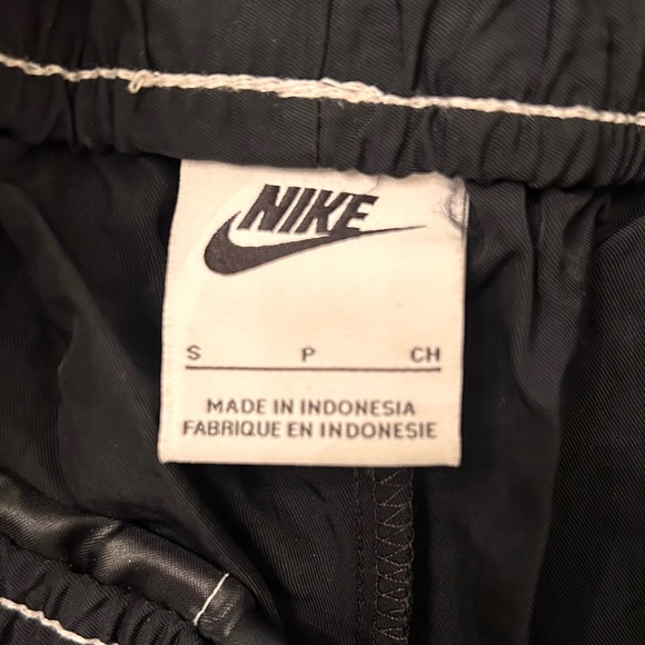 Nike Windbreakers - Picture 3 of 3